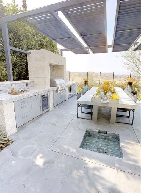 Backyard Patio Designs Budget, Island Outdoor Kitchen, Grill Backyard, Backyard Kitchen Ideas, Pergola Cover, Kitchen Bars, Backyard Renovation, Barbecue Design, Outdoor Kitchen Cabinets