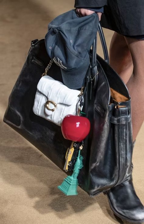 Bag Charms & Keychains Are Taking Over The Street Style Scene Slouchy Leather Tote, Bag Styling, Fashion Decades, Winter Bags, Hermes Kelly Bag, Bag Keychain, Fall Bags, Cowgirl Aesthetic, Pink Cheeks