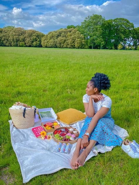 Summer picnic, black girl, high puff, green scenery Picnic Outfits Black Women, Picnic Outfit Aesthetic, Spring Picnic Outfit, Picnic Photoshoot Ideas, Picnic Date Outfit, Picnic Pics, Picnic Date Outfits, Picnic Photo Shoot, Cottagecore Picnic