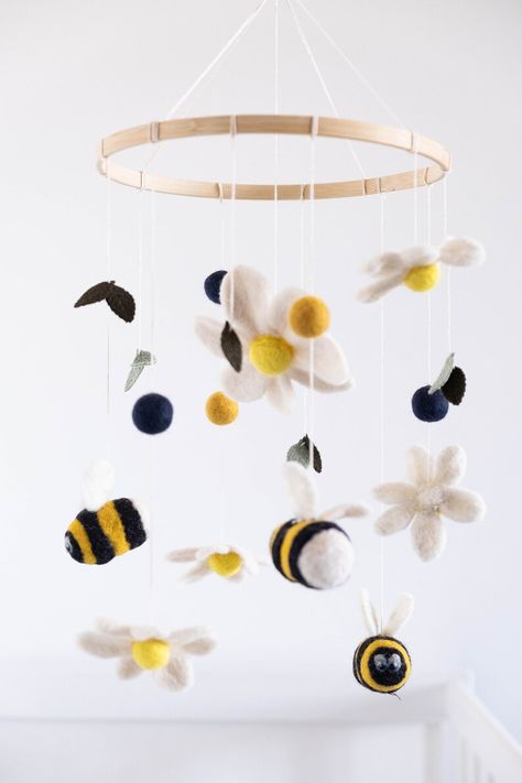 Fully Felted 100% Wool Bee Mobile With Daisy & Leaves, Cot Crib Mobile, Kids Room Decoration, Baby Mobile, Little Bug Nursery - Etsy.de Bug Nursery, Bee Mobile, Daisy Leaves, Felted Bee, Mobile Kids, Wooden Baby Mobile, Planet Mobile, Leaves Decor, Mobile Hanger