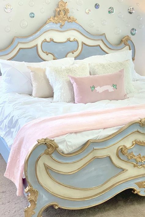 Cinderella Bedroom, Cinderella Nursery, Cinderella Room, Beauty And The Beast Bedroom, Themed Hotel Rooms, Whimsical Bedroom, Disney Room Decor, Disney Bedrooms, Disney Rooms