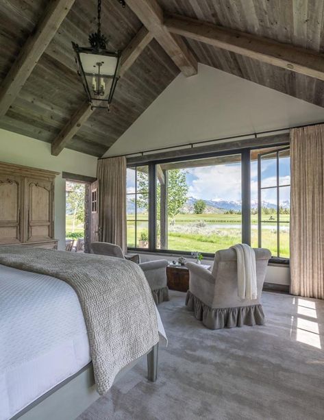 Traditional mountain home with modern elements in beautiful Wyoming #bedroom #window #view Interior Design Minimalist, Rustic Home Interiors, Rustic Home Design, Design Del Prodotto, Rustic Bedroom, Rustic Interiors, Ranch House, Barn House, Home Staging