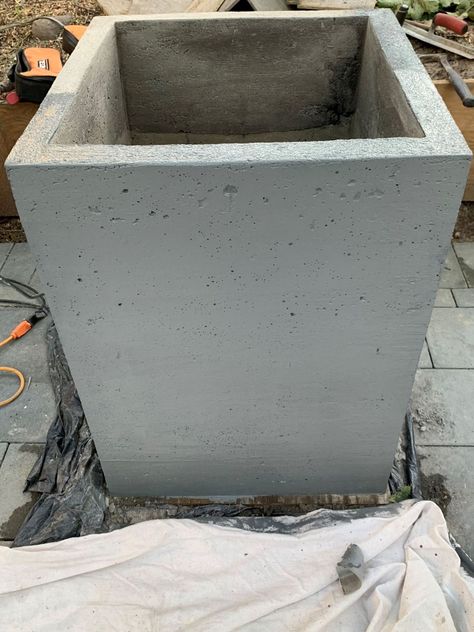 DIY large cement planters-How to make it in one weekend | Houzewize Large Concrete Planters, Diy Cement Planters, Big Planters, Diy Cement, Diy Concrete Planters, Cement Diy, Concrete Diy Projects, Concrete Planter, Cement Planters