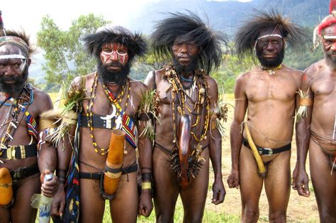 Tribal men in Papua Tribes Of The World, Tribes Man, Lily King, Komodo Island, Hindu Culture, People Of Interest, Island Tour, Best Resorts, Poses For Photos