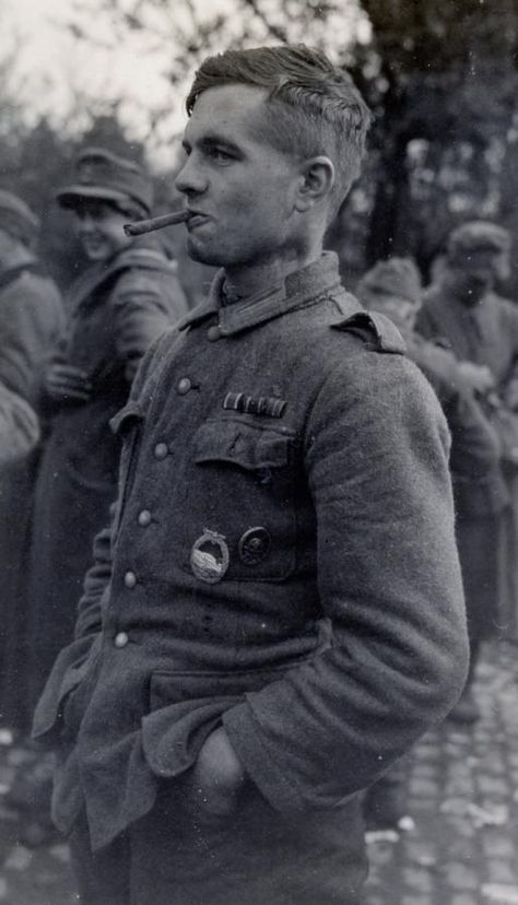 Unperturbed German POW...France 1945. Very happy, I suppose, not to have been captured further east... Germany Ww2, German Soldiers Ww2, Wwii Photos, German Uniforms, German Army, Historical Events, Military History, World History, Very Happy