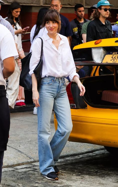 Dakota Johnson Wore Model-Approved Sneakers With Flattering Throwback Jeans Dakota Johnson Street Style, Dakota Style, Dakota Johnson Style, Flattering Pants, Looks Street Style, Celebrity Street Style, Dakota Johnson, 가을 패션, Celebrity Outfits