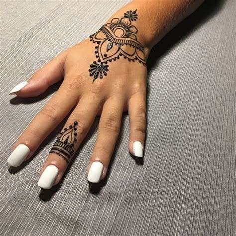 Small Henna Tattoos, Small Henna Designs, Tattoo Design For Hand, Small Henna, Henna Nails, Henna Inspired Tattoos, Cute Henna, Tato Henna, Henna Tattoo Hand