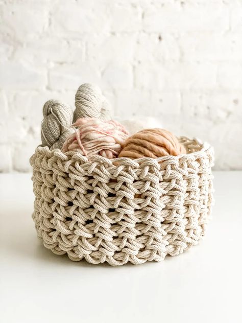 Make this quick and easy finger crochet basket pattern for beginners. No tools required! Just use your hands to crochet a basket from rope. Diy Finger Knitting, Hand Crocheted Blanket, Finger Crochet, Crochet Storage Baskets, Basket Weaving Patterns, Crochet Storage, Weaving Kit, Fabric Flower Tutorial, Basket Pattern