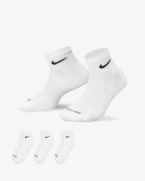 Nike Socks Women, Nike Ankle Socks, White Nike Socks, Womens Workout Shoes, Cute Nike Outfits, Nike Socks, Cute Nike Shoes, School Clothes, Cute Nikes