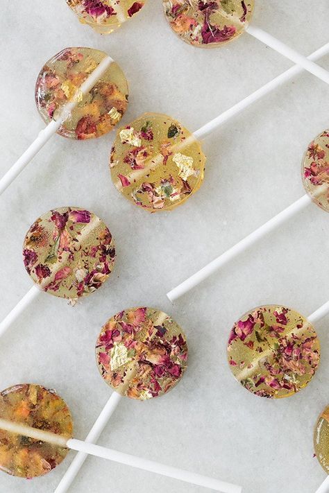 Best Shortbread Cookie Recipe, Lollipops Diy, Homemade Lollipops, Lollipop Recipe, Edible Flowers Recipes, Pretty Candy, Rose Flavored, Edible Gold, Snacks Für Party