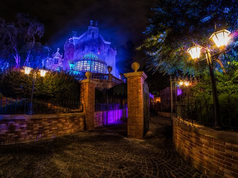 16 Frighteningly Fun Facts You Didn't Know About Disney's Haunted Mansion  - HouseBeautiful.com Disney Haunted Mansion Wallpaper, Hunted Mansion, Mystic Manor, Scary Photography, Mansion Wallpaper, Haunted Mansion Wallpaper, Haunted Mansion Halloween, Disney Imagineering, Disneyland Halloween