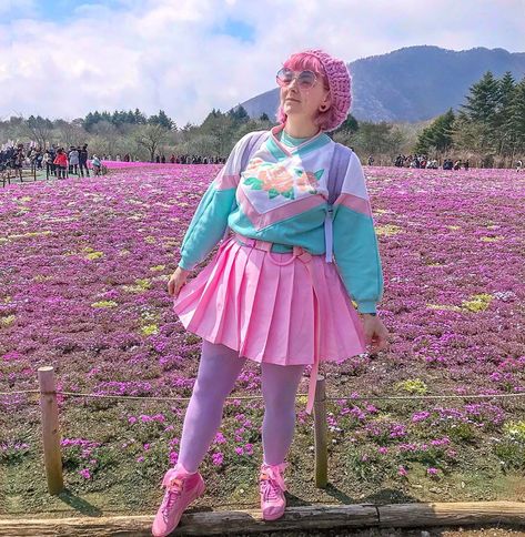 1,823 Likes, 24 Comments - Laura Brown (@prettysourlaura) on Instagram: “Flower fields near Mt. Fuji 🌸🌸🌸 #shibazakura #shibazakurafestival #pasteloftheday 📷:…” Vaporwave Aesthetic Outfits, Vaporwave Aesthetic, Pastel Fashion, Mt Fuji, Zooey Deschanel, J Fashion, Party Looks, Aesthetic Outfits, Design Inspo