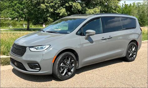 Suburban Bliss with the 2022 Chrysler Pacifica LTD S Minivan -- from Planet Dave 2023 Chrysler Pacifica, Minivan Life, Wheelchair Car, Chrysler Minivan, Mini Vans, Full Size Suv, Need More Space, Van Car, Exotic Sports Cars