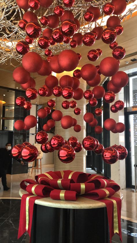 Corporate Holiday Event Decor, Xmas Chandelier Decor, Christmas Lobby Decor, Christmas Decor For Business, Pub Christmas Decorations, Hotel Lobby Christmas Decor, Corporate Christmas Decor, Red And Gold Christmas Party, Christmas Event Decor