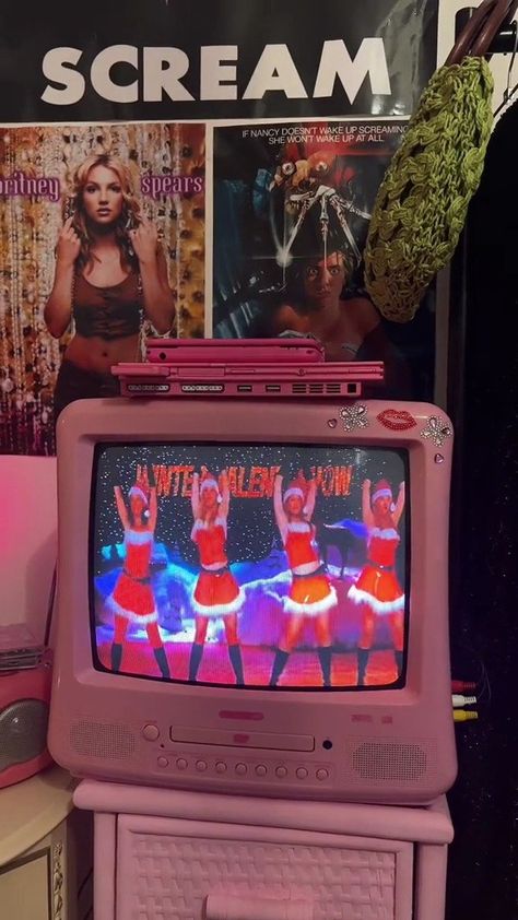 Y2k room Y2k Tv Aesthetic, 00s Room Aesthetic, Y2k Tv, Y2k Makeup Phone, Y2k Movie Bedroom, Flip Phone 2000s Aesthetic, Y2k Aesthetic Pictures, 2000s Room Aesthetic Pink, 2000s Room Aesthetic