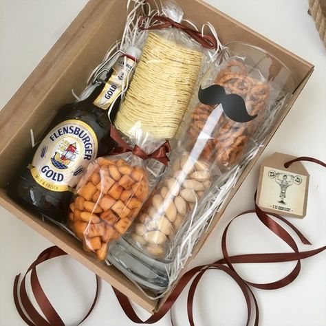 Wine Gift Box Ideas, Beer Hampers, Groomsmen Gift Box, Gift Box For Men, Beer Birthday, Wine Gift Boxes, Gift Bouquet, Beautiful Gift Wrapping, Bunny Crafts