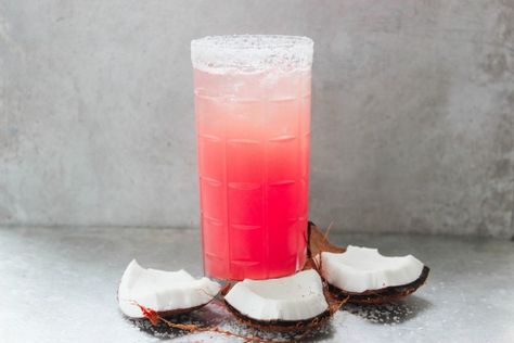 Coconut and Watermelon Margarita Simple Margarita Recipe, Tequila Watermelon, Simple Margarita, Coconut Water Recipes, Coconut Water Smoothie, Patriotic Cocktails, Cocktails To Make At Home, Easy Margarita Recipe, Coconut Water Benefits