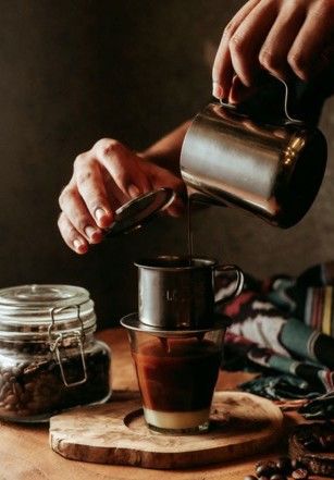 Steeped Coffee, Coffee Infographic, Types Of Coffee, Coffee Shot, Ground Coffee Beans, Coffee Nook, Make Coffee, Coffee Uses, Coffee Photography