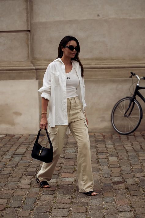 Camel Cargo Pants Outfit, Outfit Cargo Pants, Cream Cargo Pants Outfit, Copenhagen Fashion Week Street Style, Beige Cargo Pants, Pants Trend, Cream Cargo Pants, Cargo Outfit, White Cargo Pants