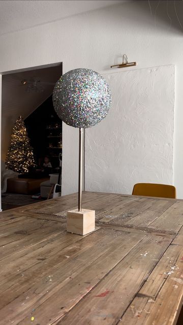 Diy New Years Ball Drop, Ball Drop New Years, Diy Ball Drop, New Year Ball Drop, Diy Nye Decorations, Nye Ball Drop, Tiktok Crafts, Diy Nye, New Year Props