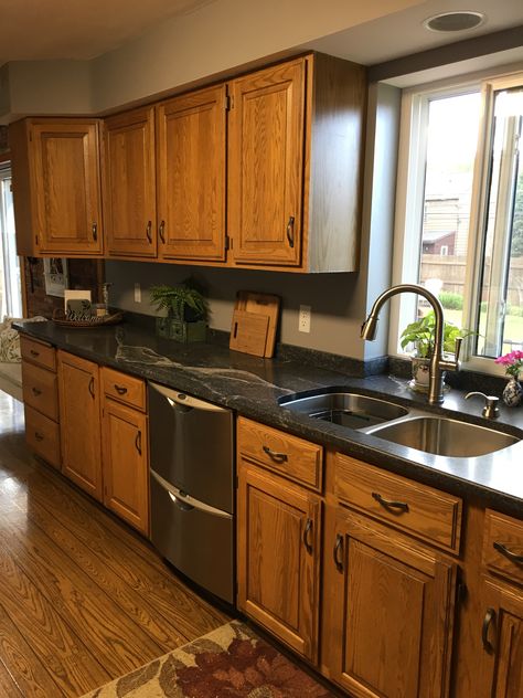 Black Counter Tops Oak Cabinets, Black Kitchen Walls Oak Cabinets, Natural Oak Cabinets Kitchen, Island Decor Ideas Kitchen, Oak Cabinets With Black Countertops, Cozy Kitchen Colors, Peaceful Kitchen, Oak Kitchen Remodel, Honey Oak Cabinets