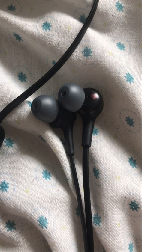 Earphones Aesthetic Black, Music Headphones Aesthetic, Earphones Aesthetic, Sony Earphones, Headphones Aesthetic, Character Board, Music Headphones, Headphone With Mic, Black Headphones