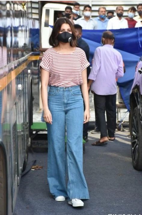 Wide Jeans With Kurti, Anushka Sharma Casual Outfit, Celeb Outfits Inspiration, Red Kurti With Jeans, Jeans And Kurti, Fake Snapchat, Bengali Fashion, College Formal, Vintage Summer Outfits