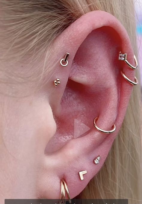 Snug Hoop Piercing, Ear Piercings Design, Ear Piercings Aesthetic, Piercings Aesthetic, Ear Piercings Industrial, Minimalist Ear Piercings, Different Ear Piercings, Ear Peircings, Piercings Design