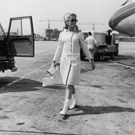 Want to take a step back in time? These 1960s fashion moments are so iconic. Catherine Deneuve Style, Futuristic Fashion Design, Andre Courreges, Jean Shrimpton, Vanessa Redgrave, Elegant Handbag, Hollywood Costume, Francoise Hardy, Ladies Bags