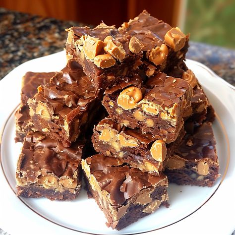 How to Make Delicious Snickers Brownies Snickers Brownies Recipe, Snickers Recipes, Best Sugar Cookie Icing, Snickers Brownies, Snickers Recipe, Snicker Brownies, Oatmeal Scotchies, Sugar Cookie Icing Recipe, Cookie Icing Recipe