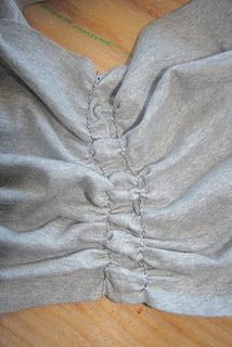 Try ruching a t shirt for a different look. Not bad aye? Shirt Braiding, Shirt Makeover, Mens Shirt Refashion, Shirt Tutorial, Tshirt Makeover, Diy Braids, T-shirt Refashion, Shirt Refashion, Bee Crafts