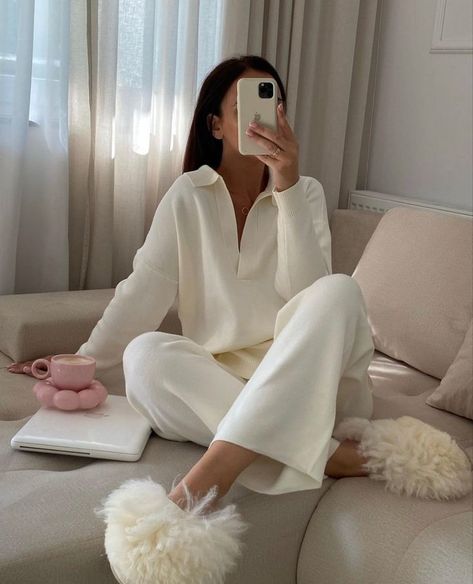 Feminine Loungewear, Classy Loungewear, Khaleeji Abaya, At Home Outfits, Beautiful Photoshoot Ideas, Lounge Outfit, Fashion Mistakes, Mode Inspo, Home Outfit