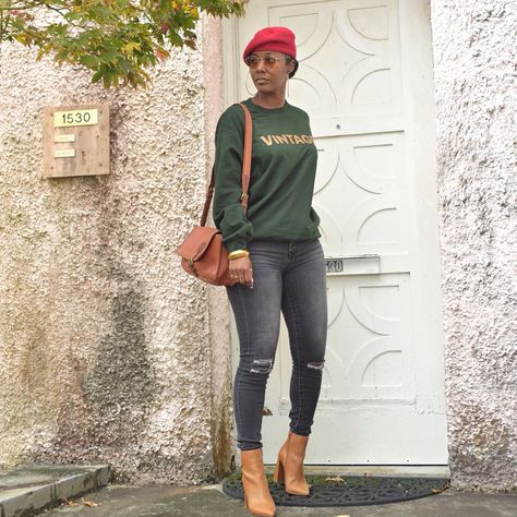 Red Barrett Outfit, Beret Outfit Casual, Outfits With Beret Hats Black Women, Outfits With Beret Hats, Green Beret Outfit, Beret Outfit Street Style, Red Beret Outfit, Iman Style, Beret Hat Outfit