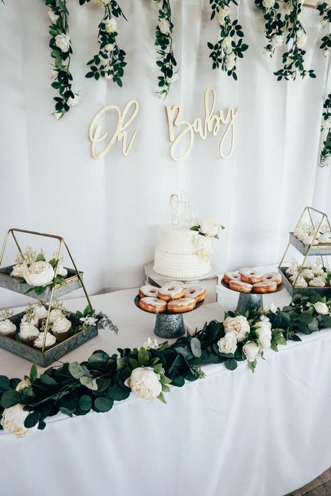 Green, white and gold baby boy shower. Idee Babyshower, White Baby Showers, Green Baby Shower, Spring Baby Shower, Baby Shower Brunch, Girl Baby Shower Decorations, Shower Inspiration, Baby Shower Inspiration