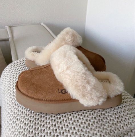 Fluffy Ugg Slippers, Uggs Slides, Baddie Shoes, Girl Baddie, Ugg Slides, Boots Slippers, Pumped Up Kicks, Slippers Shoes, Ugg Slippers