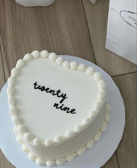 Cute Dessert Ideas, Simple Cake Decoration, Cake Ideas For Birthday, Cakes Aesthetic, Charm Cake, Tårta Design, Acrylic Topper, Vintage Birthday Cakes, Aesthetic Cake