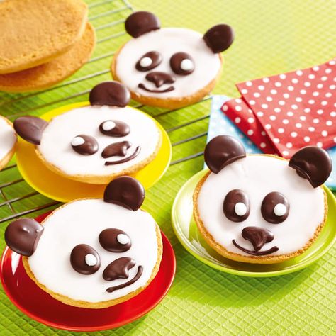 Kleingebäck mit Zitronenglasur und einem Pandagesicht verziert. Panda Face, Wedding Anniversary Cakes, Dessert Recipes For Kids, Lemon Frosting, Cake Diy, Christmas Snacks, Birthday Food, Diy Cake, American Food