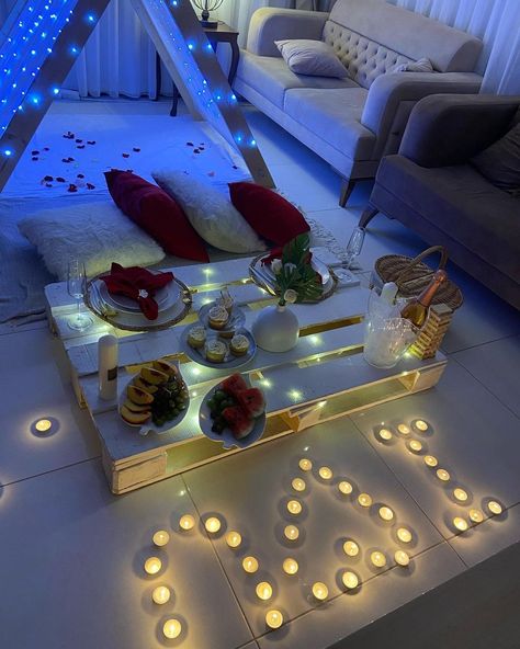 Bedroom Picnic Ideas, In Home Picnic Date, Indoor Tent Date Night, Valentines Indoor Picnic, Anniversary At Home Romantic, Hotel Picnic Ideas, Indoor Picnic Ideas Romantic Date Night, Living Room Picnic Date Romantic, At Home Picnic Date Living Rooms