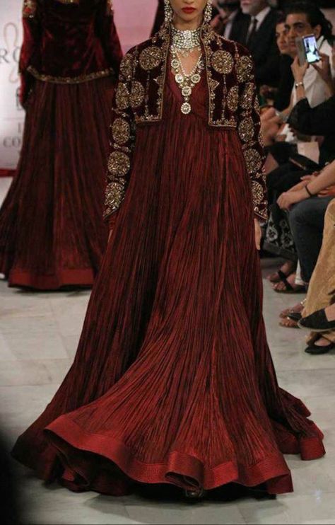 Crush Fabric, Algerian Fashion, Heavy Dresses, Latest Dress Design, Bridal Dresses Pakistan, Pakistani Wedding Outfits, Pakistani Fancy Dresses, Pakistani Fashion Party Wear, Beautiful Pakistani Dresses