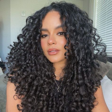 Ever wondered how people get ultra-defined curls? For most, it's finger-coiling! ⁠✨⁠ ⁠ Lauren (@laurs.locks) has mastered the… | Instagram Finger Coiling, Finger Curls, Finger Coils, Curled Hair, Natural Hair Extensions, Awesome Hair, Defined Curls, Love Natural, You Rock