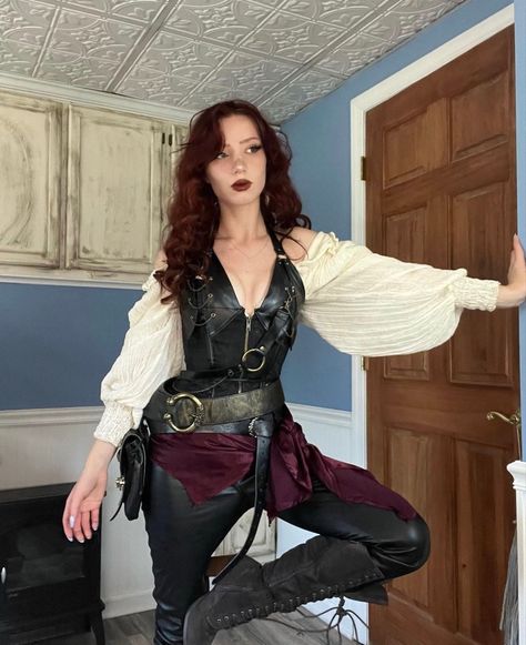 Pirate Outfit Women, Elisabeth Swan, Pirate Vibes, Pirate Core, Ropa Dark, Vampire Au, Renn Faire, Character Customization, Ren Faire Outfits