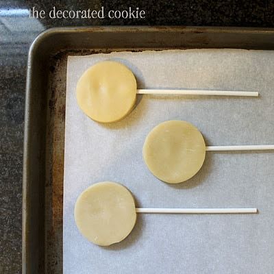 Cookies On Sticks, Cookie Pops Recipe, Cookies On A Stick, Lollipop Cookies, Cake Push Pops, Cookie Decorating Tips, Willy Wonka Party, Wonka Party, Cookie Bouquets