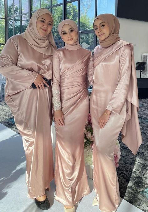 Wisuda Dress, Malaysian Dress, Malay Wedding Dress, Bridesmaid Dresses Satin, Kebaya Dress, Malay Wedding, Dress Inspo, Satin Dress, Satin Dresses