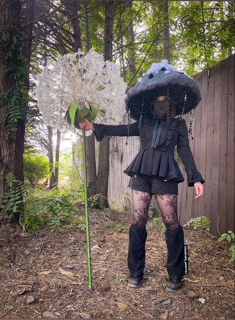 Woman cosplaying an inky cap mushroom (goth clothes, giant inky mushroom hat, dandelion staff) Ink Cap Mushroom Cosplay, Dark Mushroom Cosplay, Mushroom Hat Outfit, Mushroom Fae Costume, Black Mushroom Costume, Forest Fits, Mushroom Oc, Frog Raincoat, Mushroom Fae