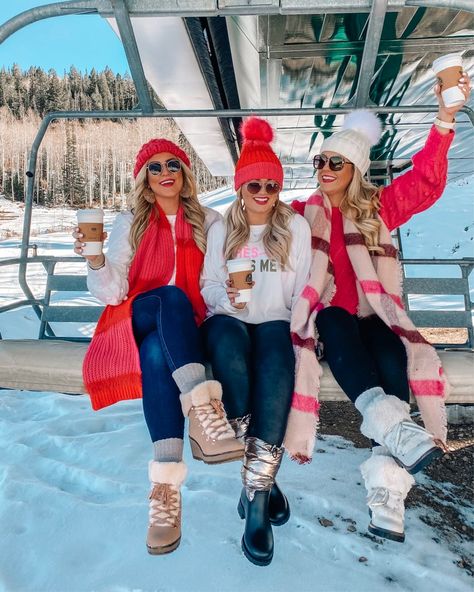 Ski Lodge Outfit, November Instagram, Utah Outfits, Aesthetic Crochet Patterns, Halloween Costumes Brunette, Easy Crochet Ideas, Winter Vacation Outfits, Thanksgiving Leaves, Crochet Caps