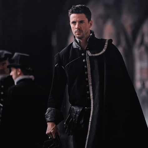 𝐃𝐢𝐚𝐧𝐚 𝐚𝐧𝐝 𝐌𝐚𝐭𝐭𝐡𝐞𝐰 | 𝐄𝐝𝐢𝐭𝐬 on Instagram: “✨ matthew looking great & charming 🔥 #adiscoveryofwitches #adow #matthewgoode #matthewclairmont” Diana And Matthew, Matthew Clairmont, Runaway Princess, Matthew William Goode, Souls Trilogy, Discovery Of Witches, Deborah Harkness, James Purefoy, Matthew Goode