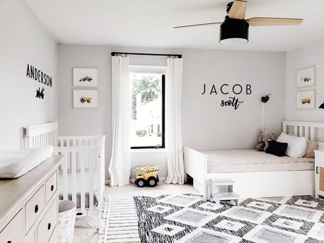 Black And White Toddler Room Boy, Black And White Toddler Room, White Nursery Rug, White Nursery Ideas, Small Boys Room, Grey Boys Rooms, Toddler And Baby Room, Sibling Room, Black And White Nursery