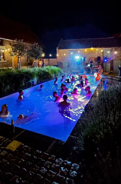 Night Pool Party Ideas, Led Pool Party, Pool Party Birthday Ideas, Teenage Pool Party, Pool House Party, Frat Party Aesthetic, Neon Pool Party, Sweet 16 Pool Parties, Pool Party Aesthetic