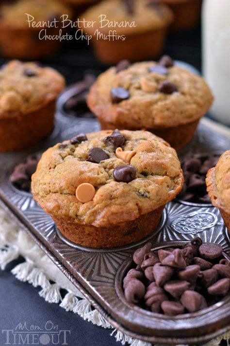 Incredibly moist and delicious Peanut Butter Banana Chocolate Chip Muffins packed with peanut butter flavor and sweet morsels of chocolate. Oatmeal Cookie Bars, Banana Chocolate Chip Cookies, Mom On Timeout, Peanut Butter Banana Muffins, Banana Cookies, Banana Chocolate Chip Muffins, Recipe Breakfast, Homemade Muffins, Banana Chocolate