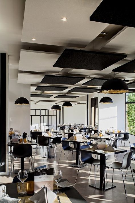 Drop Ceiling Restaurant, Rounded Ceiling Design, Bar Ceiling Design Ideas, Cafeteria Ceiling Design, Ceiling Design Cafe, Restaurant Ceiling Ideas, Cafe Ceiling Design, Commercial Ceiling Design, Restaurant Ceiling Design